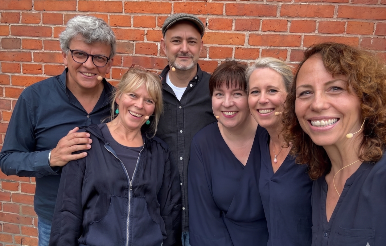 Das Ensemble von Spontanika Improtheater Gruppenfoto des Ensembles von Spontanika Improtheater vor einer Backsteinwand in Ahrensburg (Kreis Stormarn).
